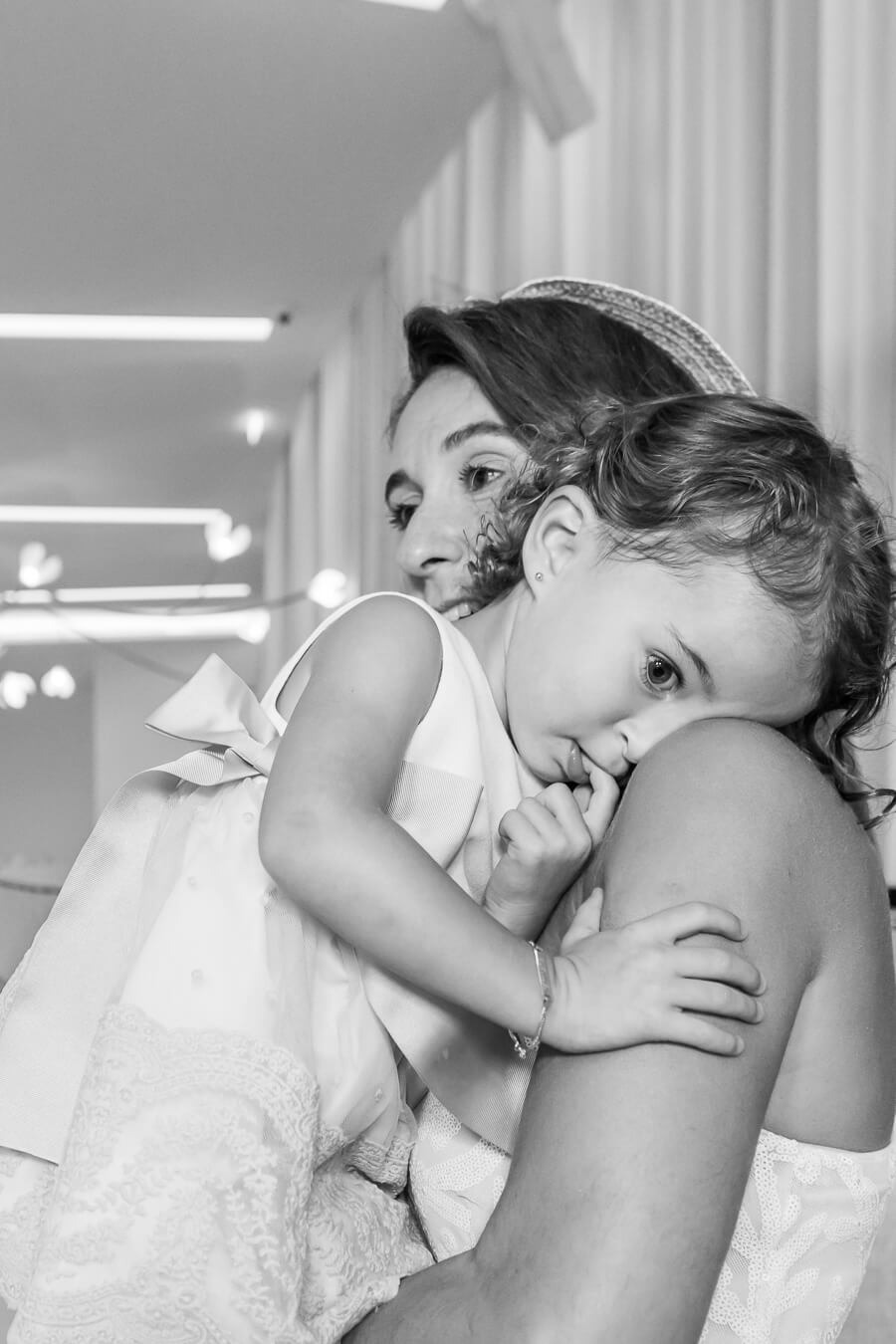 Mãe com filha ao colo no dia do batizado