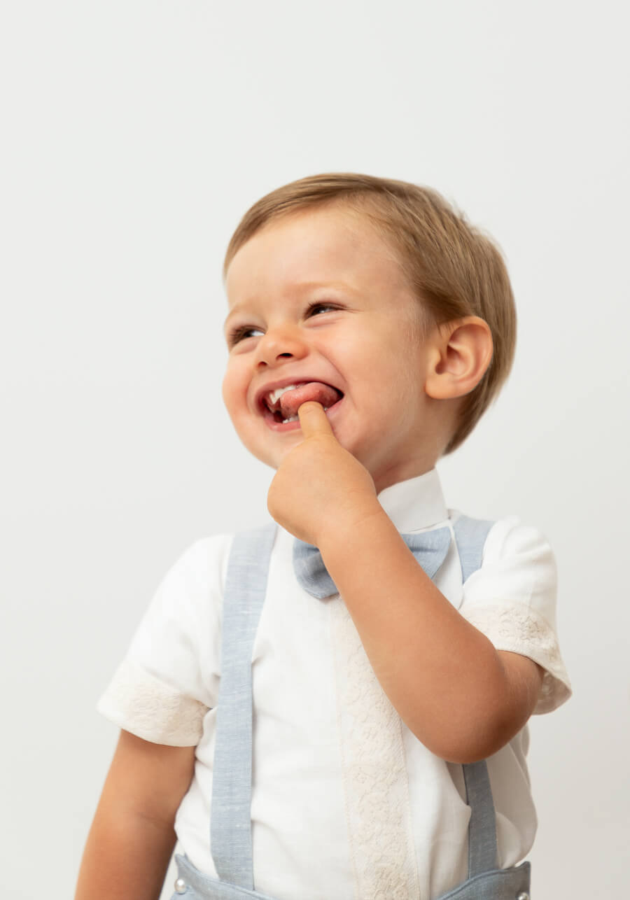 Menino a sorrir no seu batizado