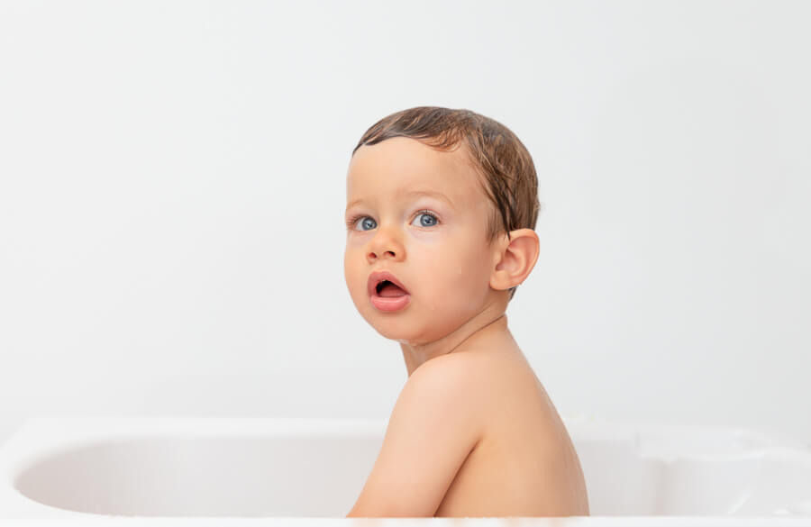 olhar meigo de bebe no seu batizado