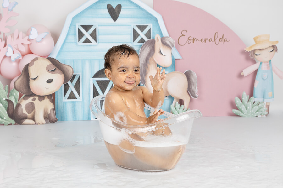 Bebe no momento do banho depois da sessão smash the cake