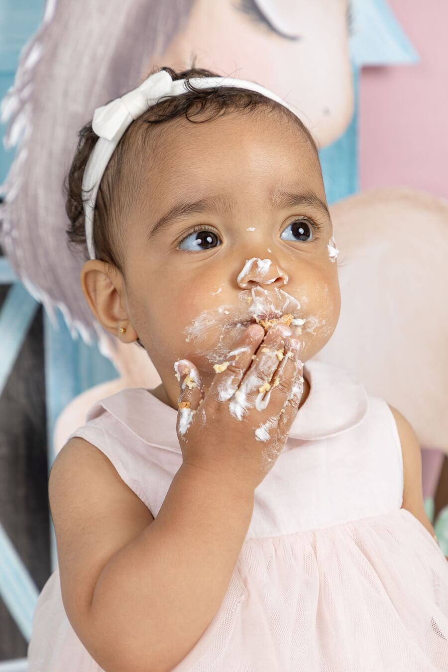 Bebé com a cara cheia de bolo na sessão smash the cake de aconteceu no porto