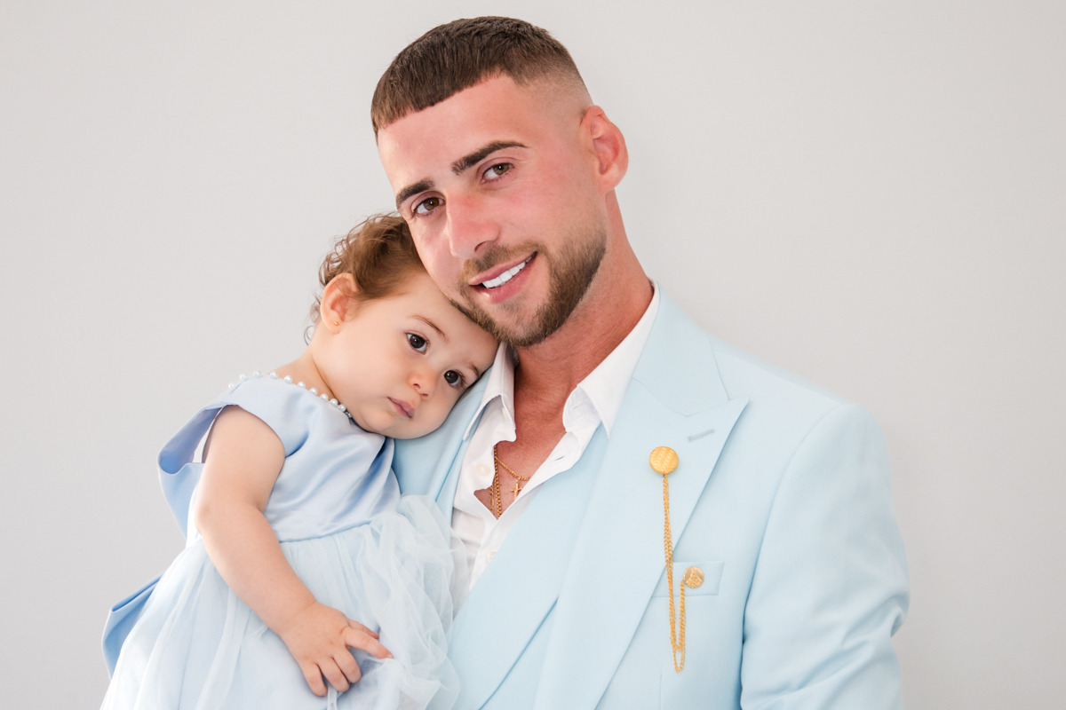 Mãe a brincar com a filha no dia do Batizado