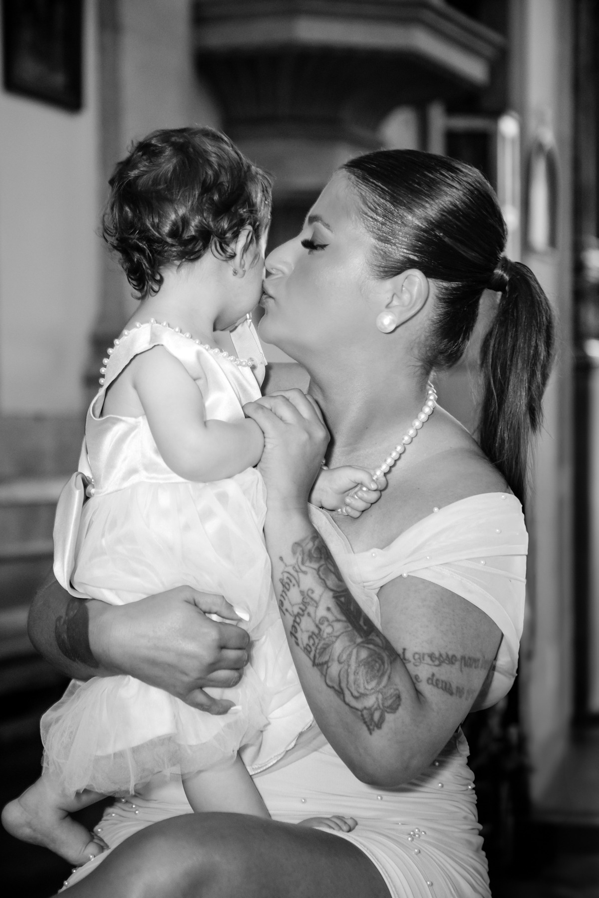 Menino a sorrir no seu batizado