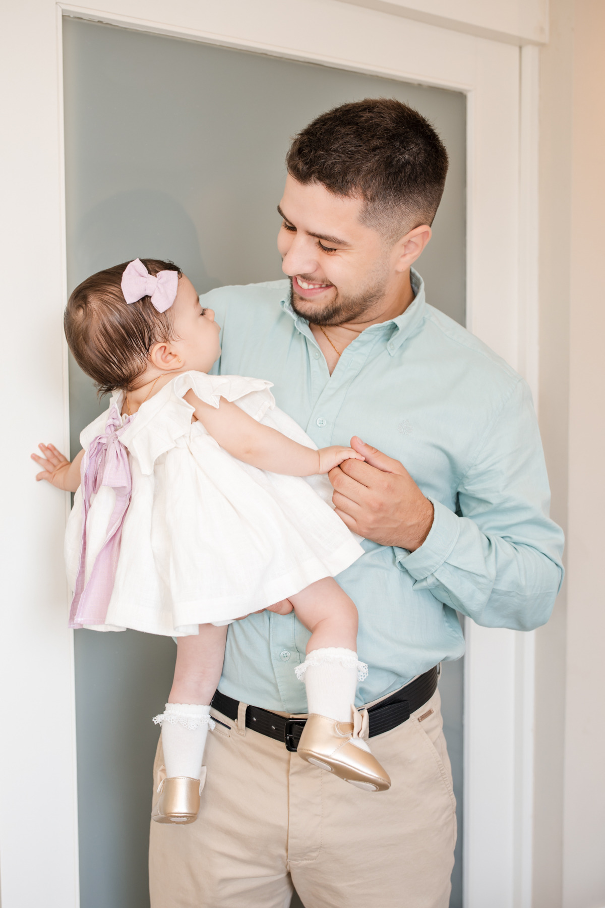 Mãe com filha ao colo no dia do batizado