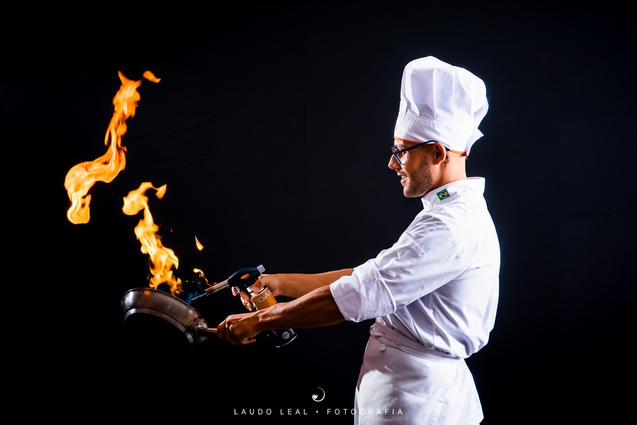 Cozinheiro flambando fotografia de Laudo Leal
