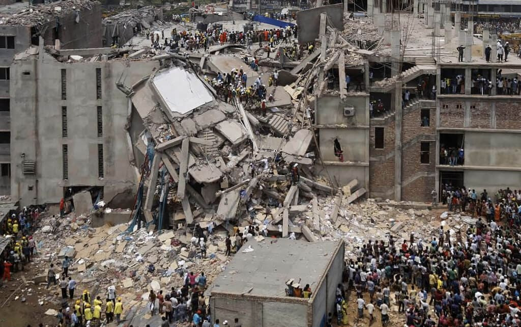 Desabamento do Rana Plaza, matando mais de 1000 pessoas.