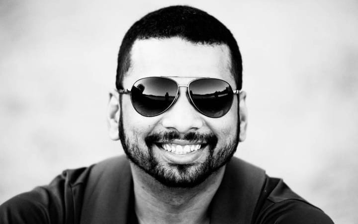 Olá, meu nome é Fábio Lima e sou um fotógrafo apaixonado pelo meu trabalho. Com mais de 10 anos de experiência na área, tenho a sorte de poder registrar momentos especiais na vida de muitas pessoas. Moro em São José do Rio Pardo, uma cidade encantadora no interior de São Paulo, onde também atuo como professor de história. Sou formado em História e essa formação me ajuda a ter uma visão mais ampla e profunda sobre as histórias de amor, amizade e família que capturo em minhas fotos. Meu nicho na fotografia são os casamentos, ensaios fotográficos e aniversários. Adoro poder documentar esses momentos únicos e capturar as emoções e sentimentos envolvidos neles. Minha abordagem é sempre natural e espontânea, buscando capturar a essência de cada momento e de cada pessoa. Sou grato por ter a oportunidade de fazer o que amo e de fazer parte da vida de tantas pessoas, registrando momentos que ficarão guardados para sempre em suas memórias. Espero poder ter a chance de registrar também os momentos especiais da sua vida e eternizá-los em fotografias únicas e emocionantes.