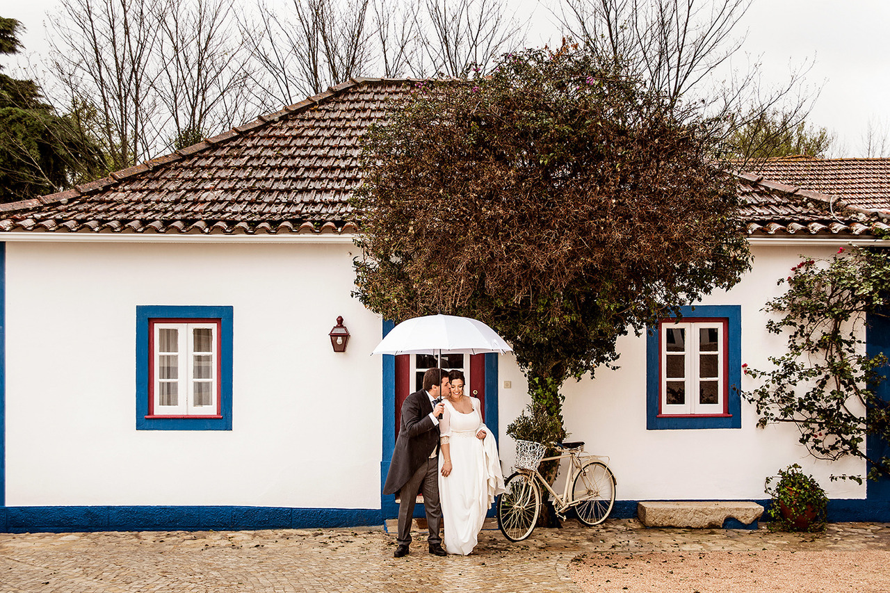 Casamento em dia de chuva, na Quinta da Bichinha, salvo pelas wedding Planners da RConcept que providenciaram chapéus-de-chuva. https://rconcept.pt/