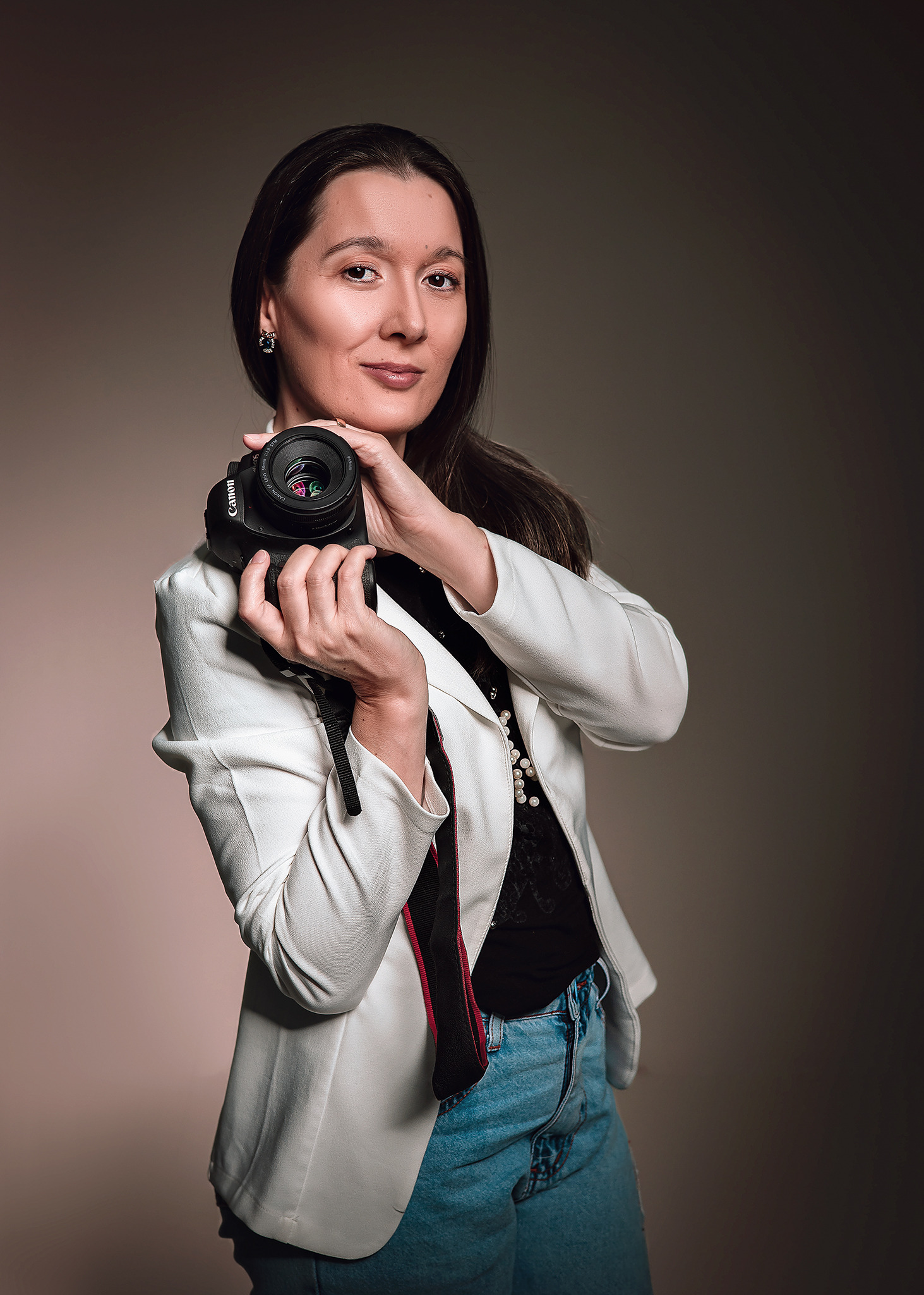 Eu sou a Daiane, fotografa e amante por ensaios de Gestante. EuEu acredito que a gestação é um estado sublime para a mulher. É uma razão de felicidade para o casal que se estende para toda a família e amigos. E por isso mesmo é tão gostoso e importante fazer o registro desse momento. É uma homenagem à essa pessoa pitiquinha, que vocês ainda não conhecem, mas que em breve se tornará a pessoa mais importante das suas vidas ! Com certeza, ela já está transformando seu mundo e mudando ele para melhor, muito melhor !