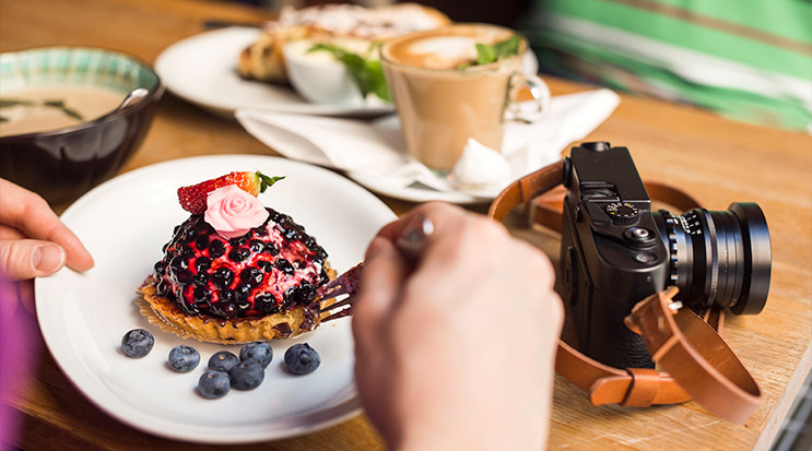 Suécia, Estocolmo, Gamla Stan, Dois homens comendo sobremesa e café