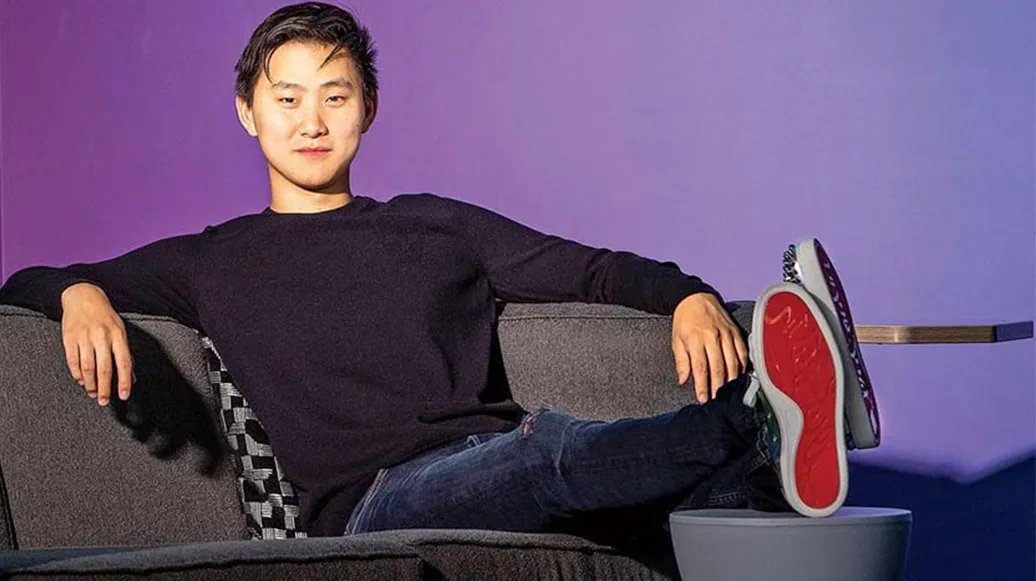Jovem Wang sentado no sofá
