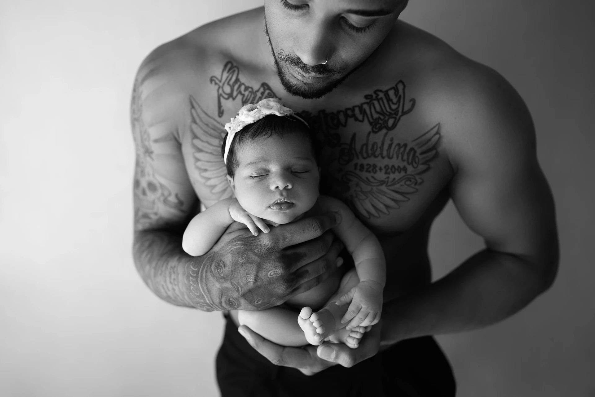 Fotografia de um newborn em preto e branco