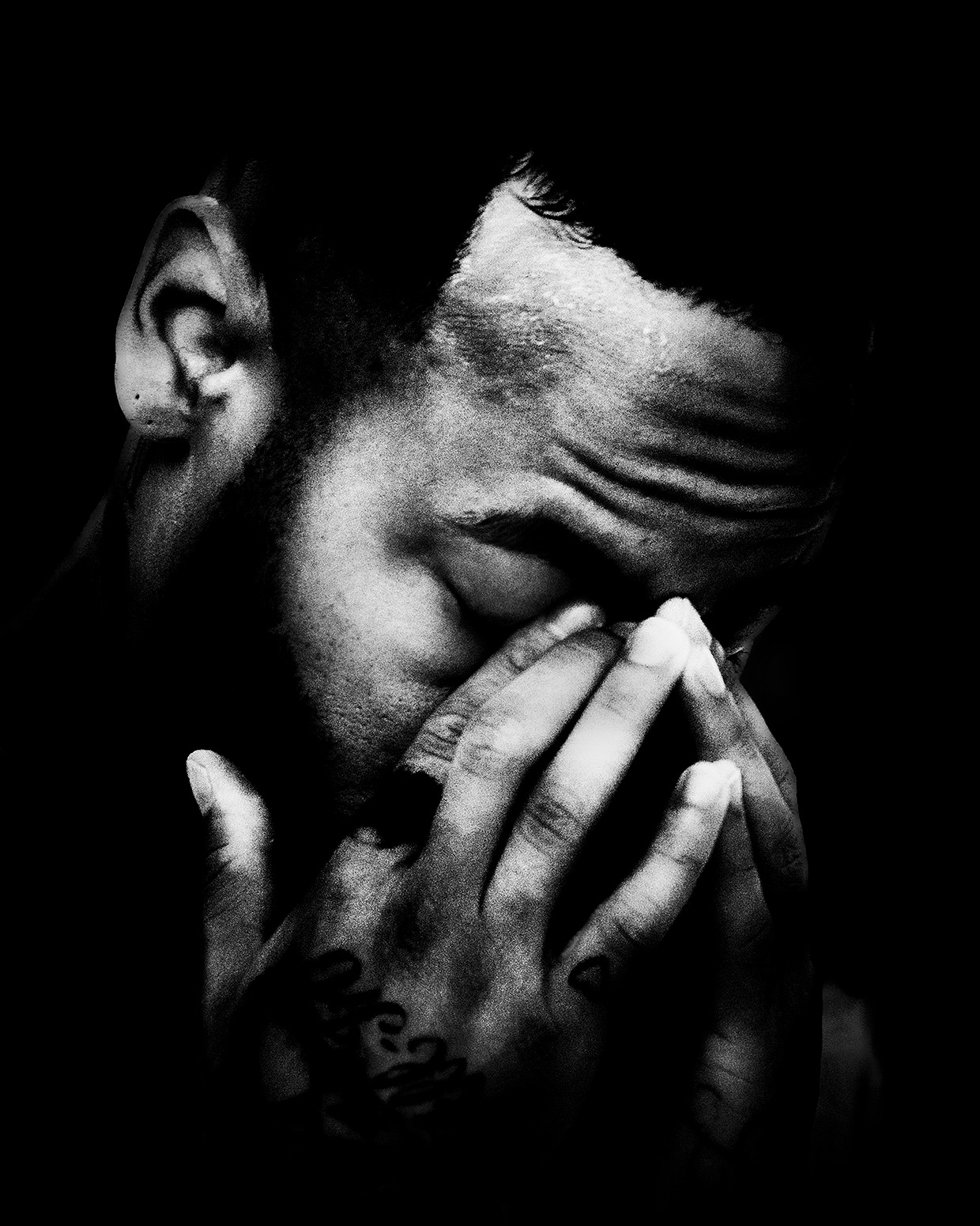 Craque Neymar em momento de fé e concentração antes da bola rolar em seu primeiro jogo no retorno ao Santos FC na Vila Belmiro contra o Botafogo-SP