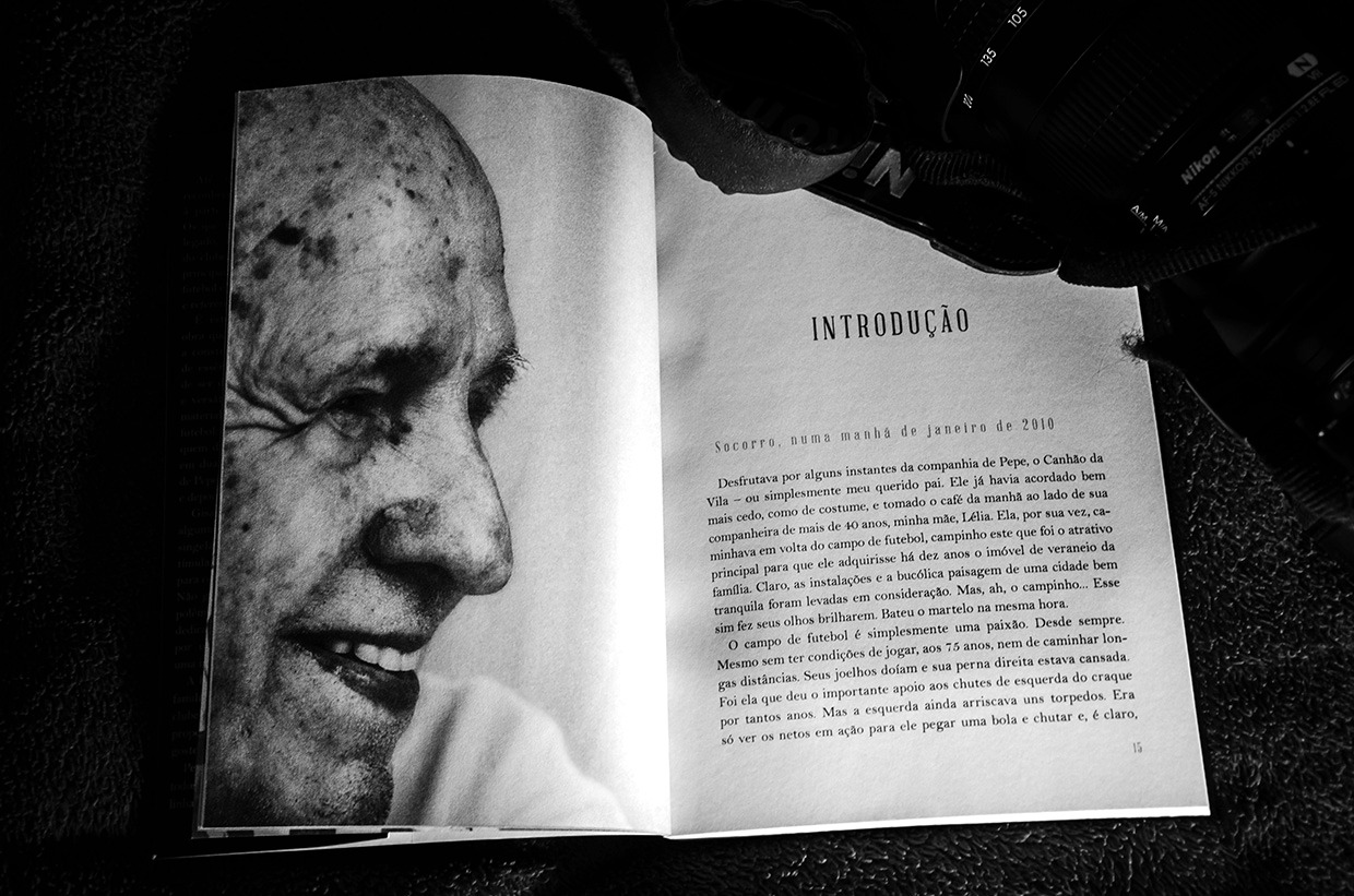 Um dos três retratos que estão no livro biografia de Pepe, o Canhão da Vila