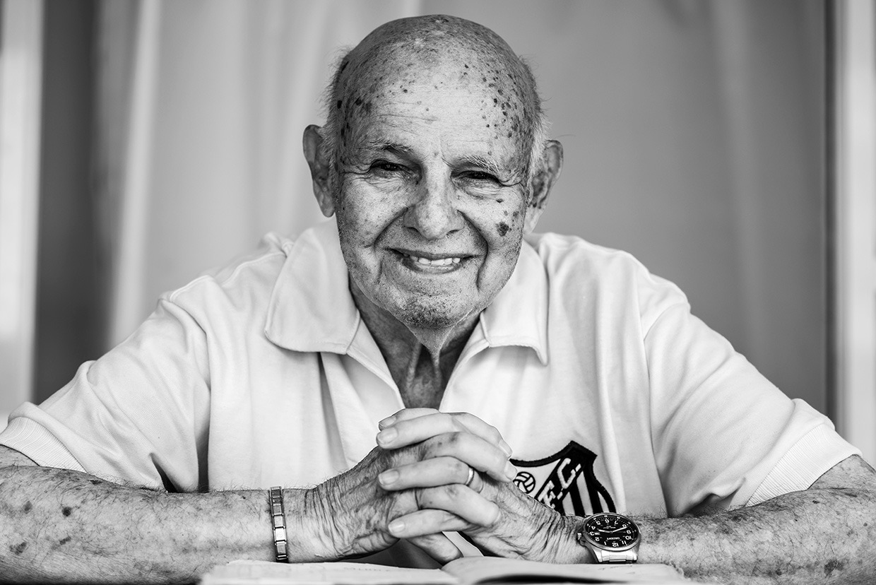 Ídolo Eterno do Santos FC, Pepe, o Canhão da Vila, posando para uma série de retratos dias antes de completar 90 anos