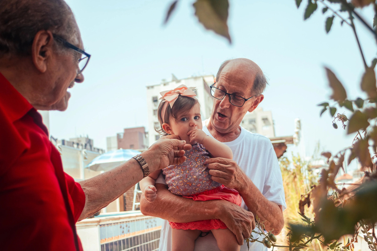Aniversário infantil em casa bagunçando com os avôs - Igor Vilares Fotografia