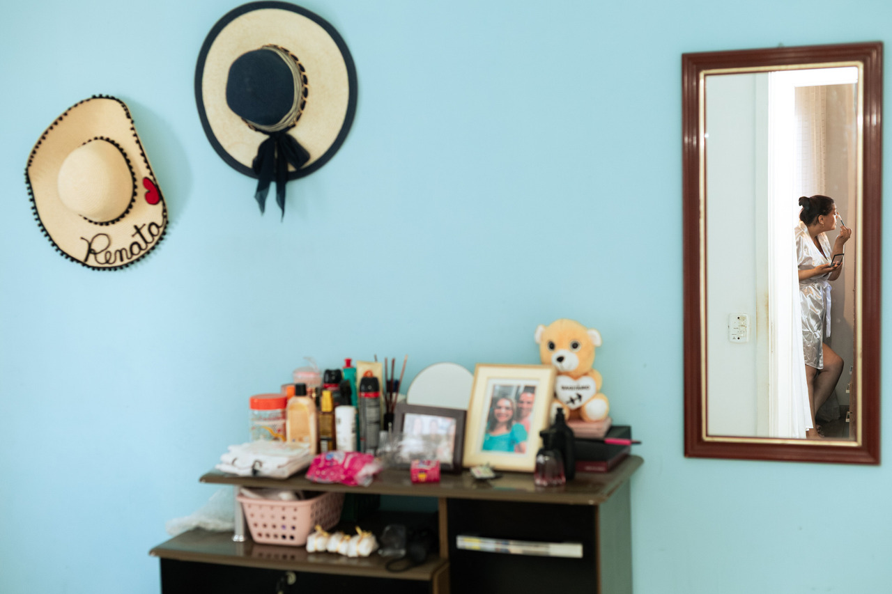 Noiva se produzindo em casa de forma leve e espontanea - Igor Vilares Fotografia