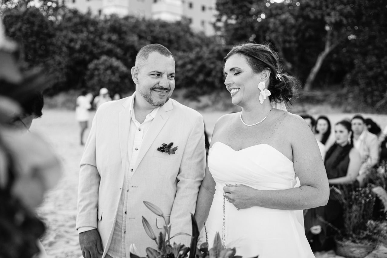 Cerimônia na Praia do Tombo em Guarujá - Vilares Weddings