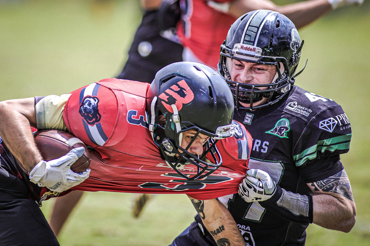 Partida de futebol americano fotografada em campo