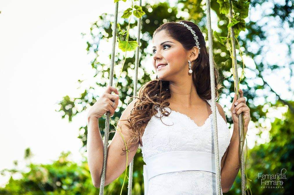 Noiva em pé no balanço. Foto com Bokeh feita pela fotógrafa profissional Fernanda Ferraro