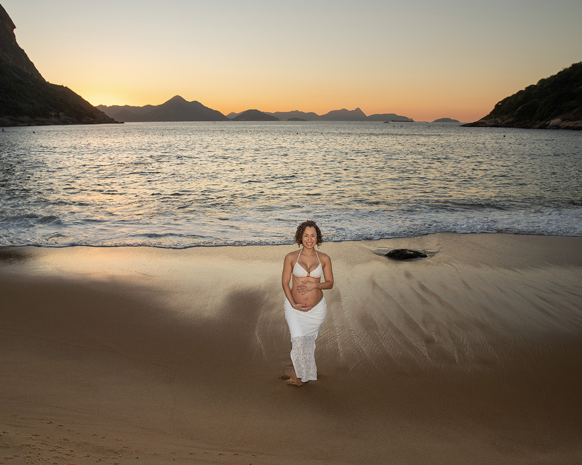gestante na beira do mar na Praia Vermelha