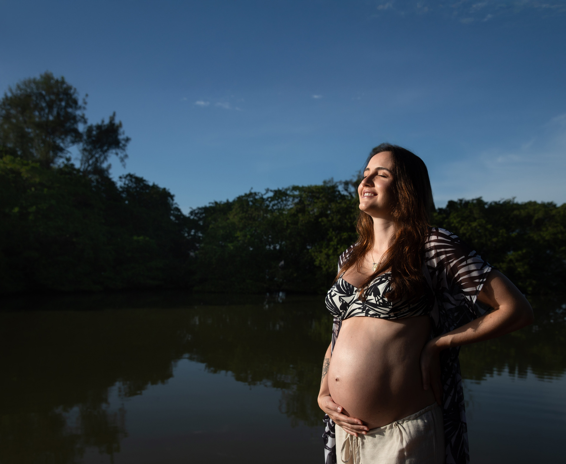 gestante na praia ao nascer do sol