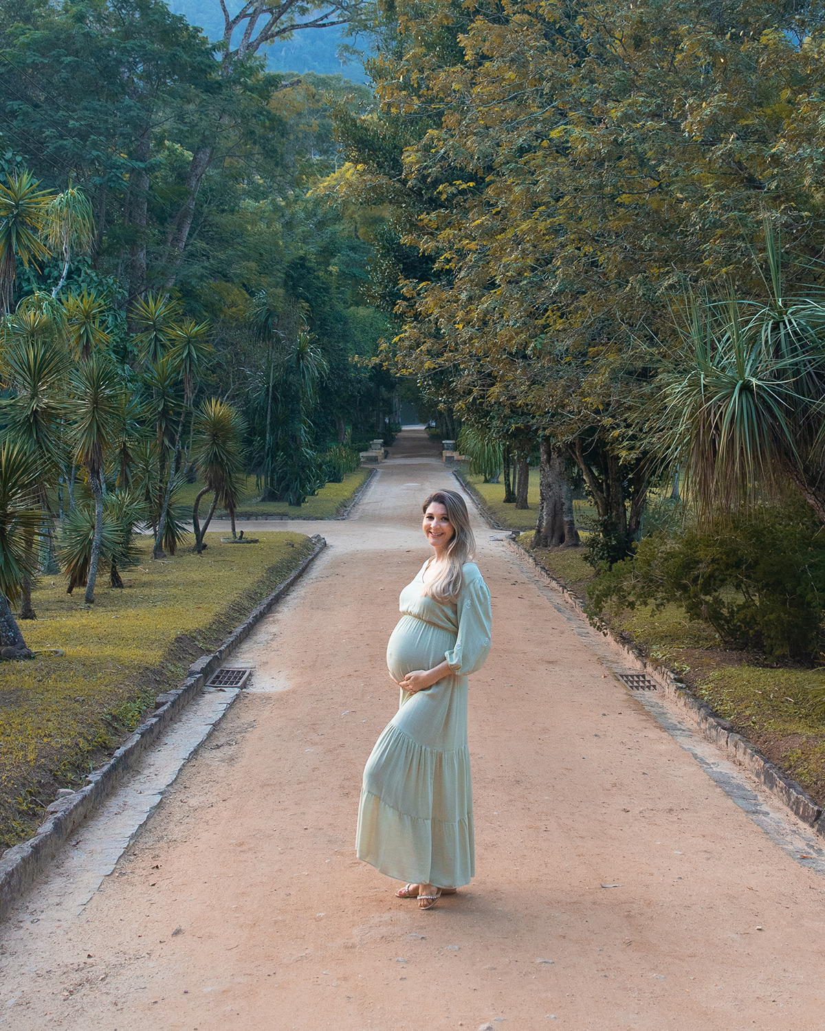 Gestante na alameda em meio à natureza no Jardim Botânico do Rio de Janeiro