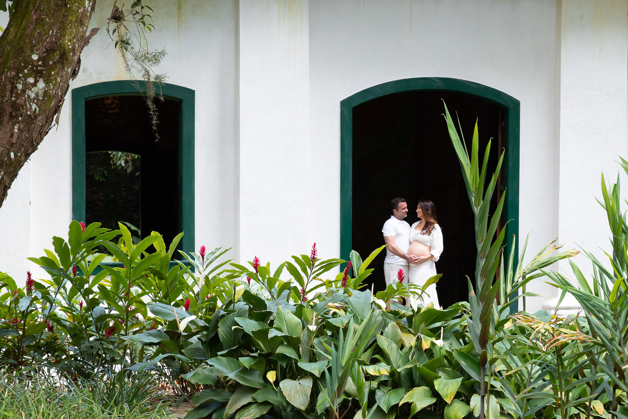 Casal abraçados em frente a casa dos pilões no Jardim Botânico do Rio de Janeiro