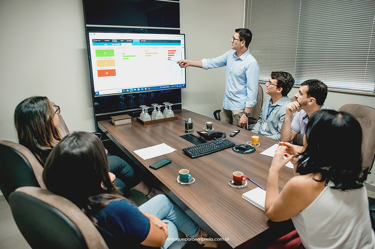 Reunião do admirativo estudando métricas da empresa