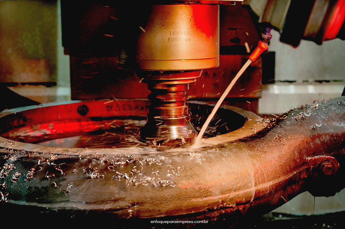 Maquina Industrial fazendo Limpeza e inicio de restauração da peça.