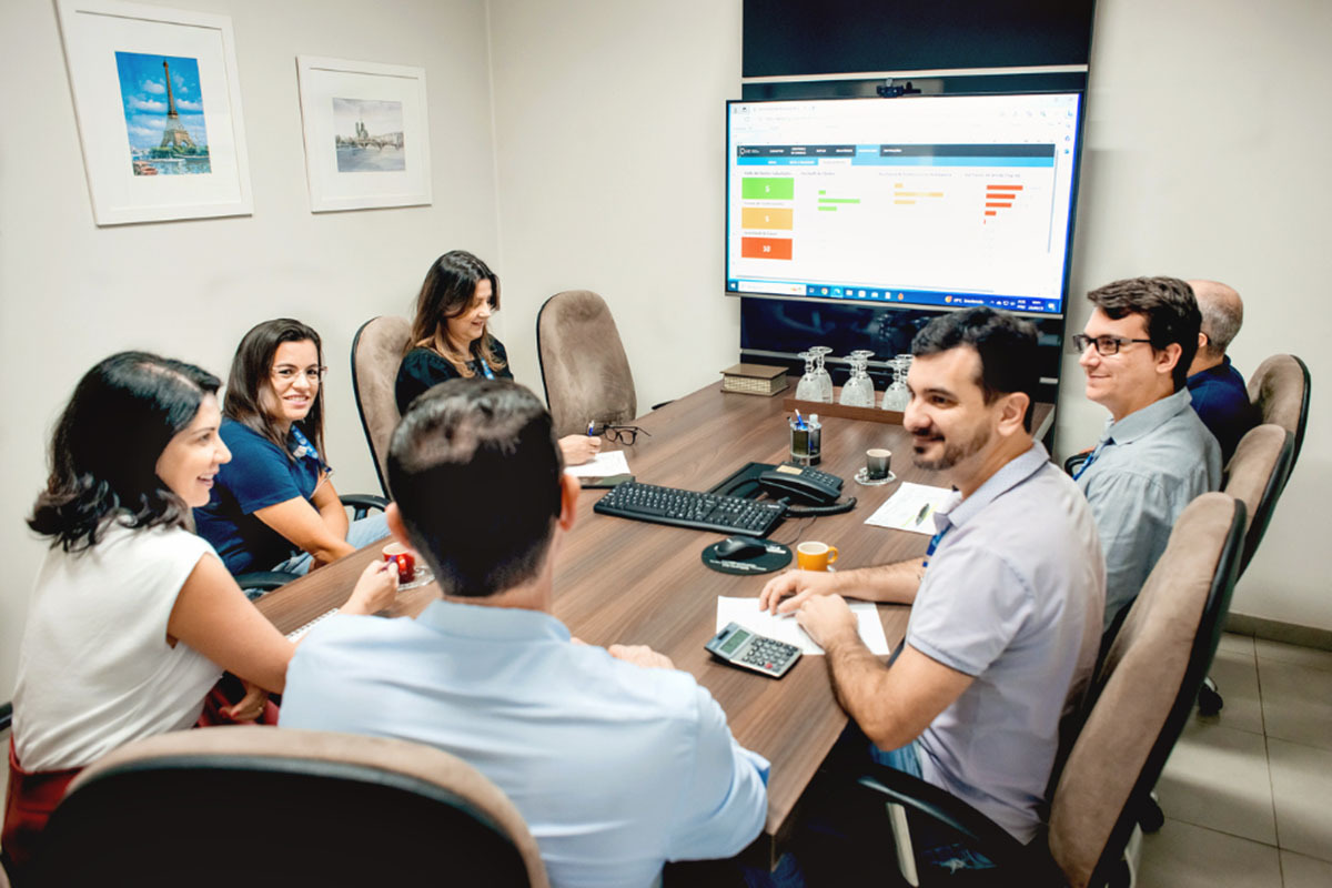 Equipe reunida definindo posicionamento de marca