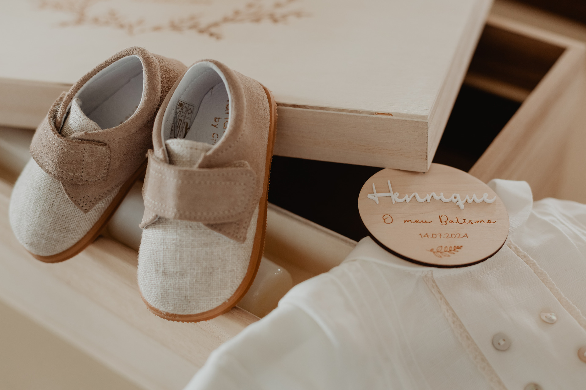 Detalhe da roupa tradicional de batizado