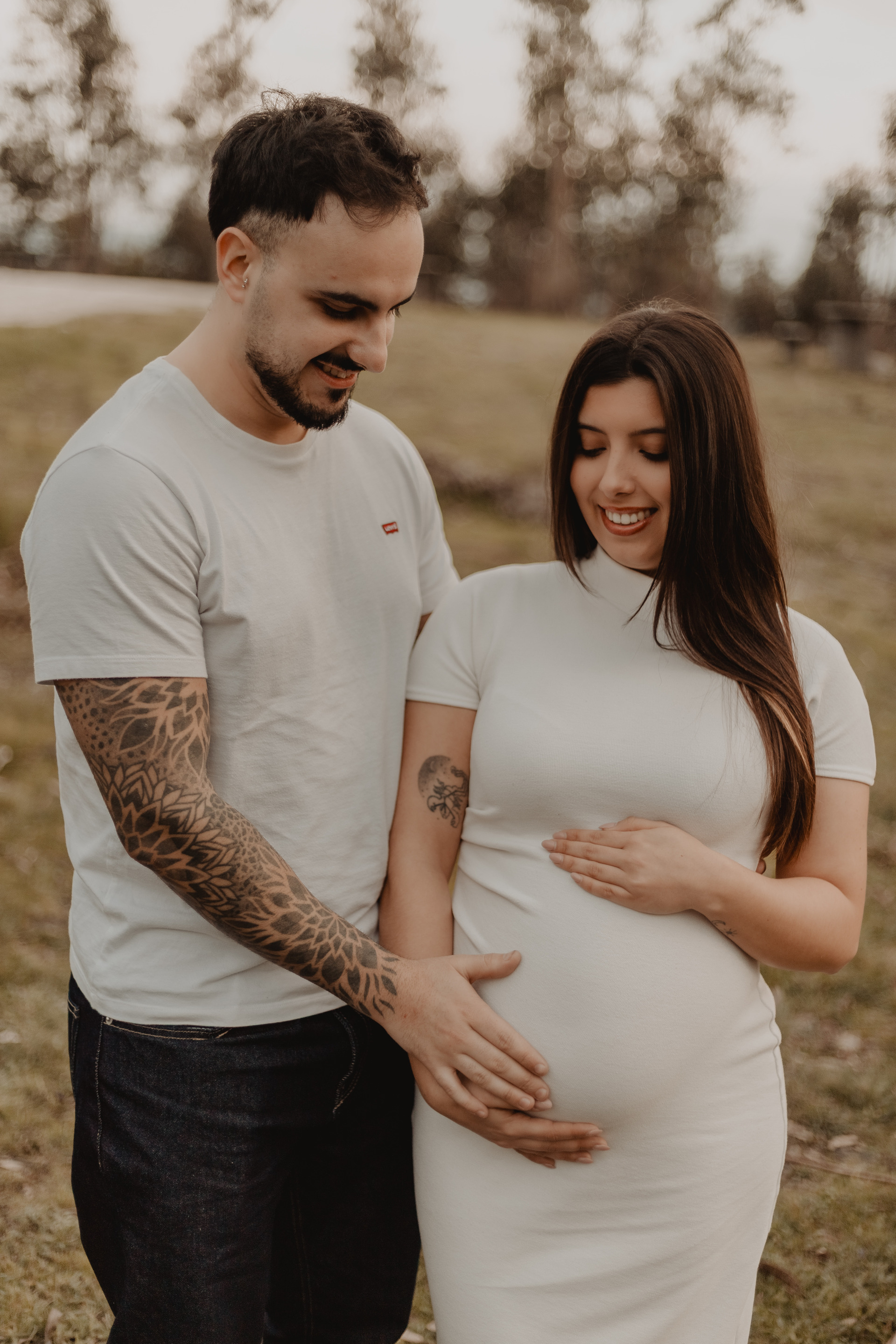 Sessão fotográfica de gravidez em Penafiel, com uma futura mãe a segurar a barriga num ambiente natural.