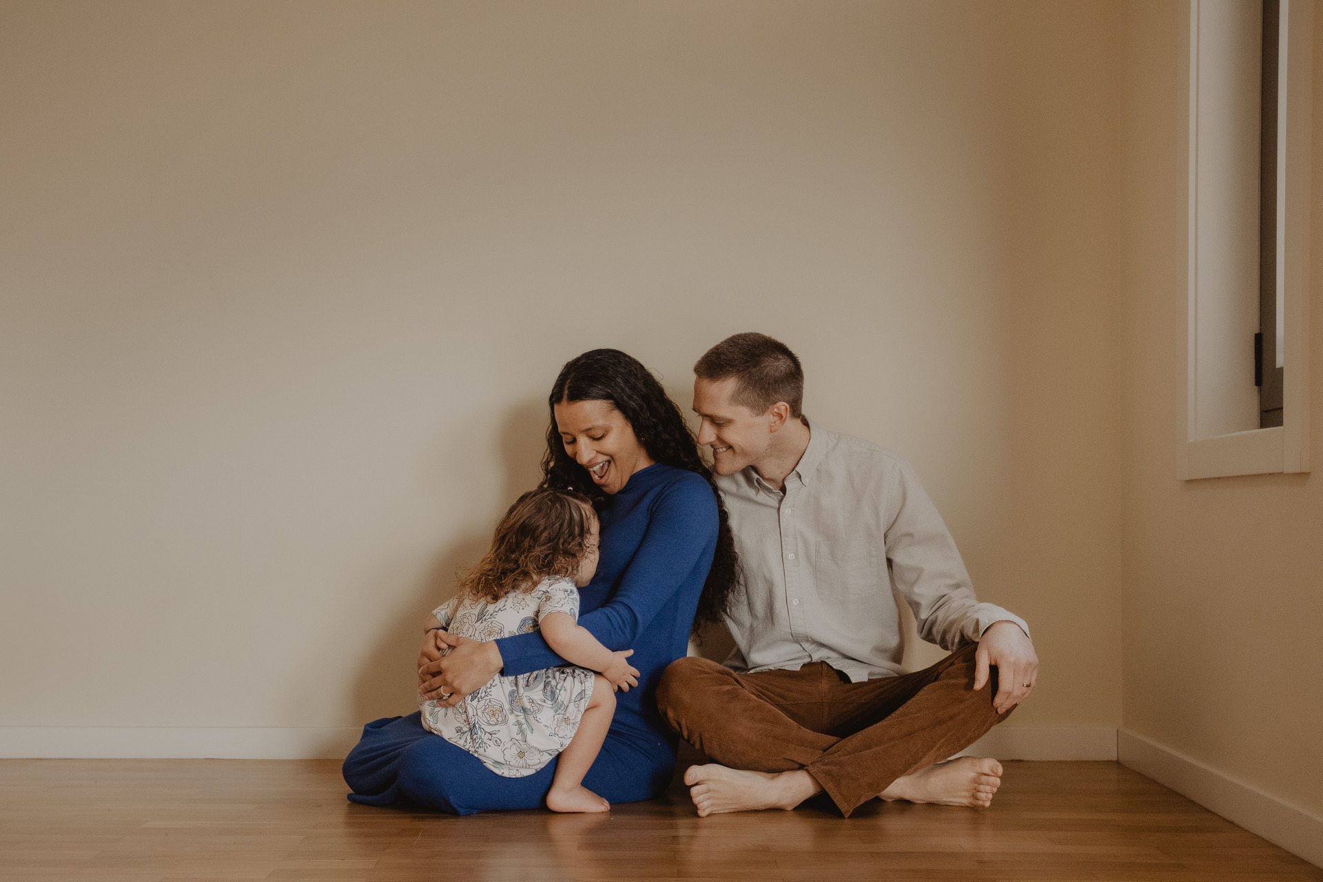 Sessão fotográfica de gravidez em Penafiel, com uma futura mãe a segurar a barriga num ambiente natural.
