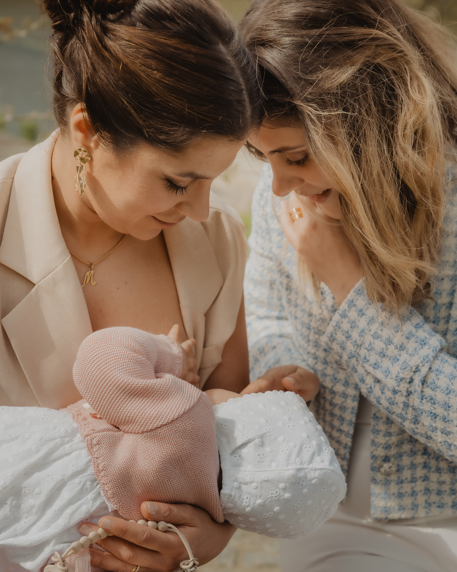 Detalhe da roupa tradicional de batizado