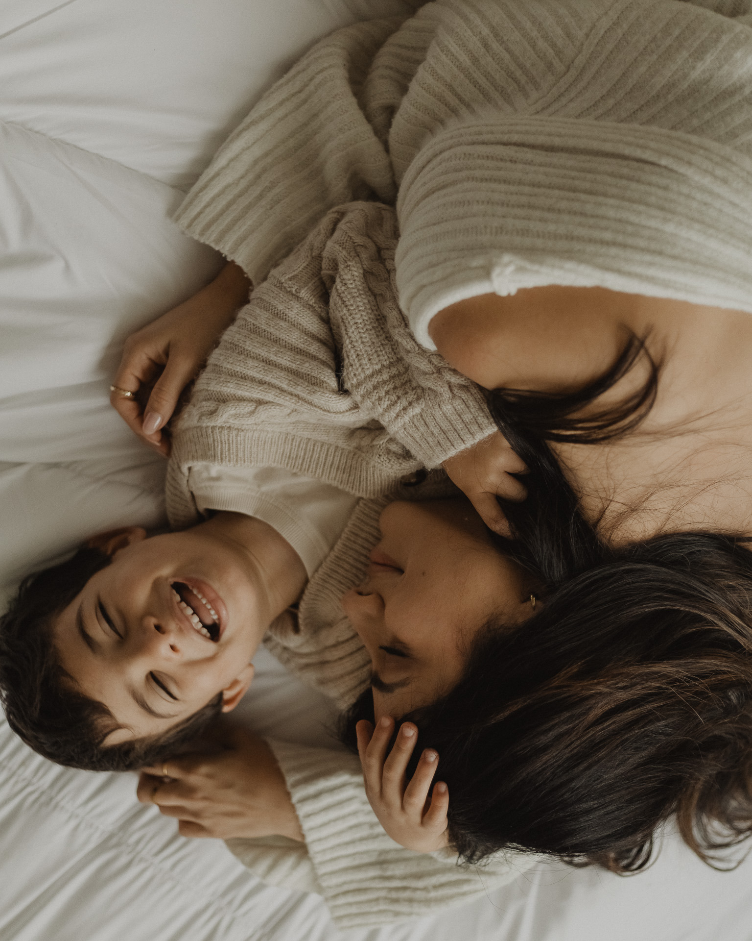 Sessão fotográfica de gravidez em Penafiel, com uma futura mãe a segurar a barriga num ambiente natural.