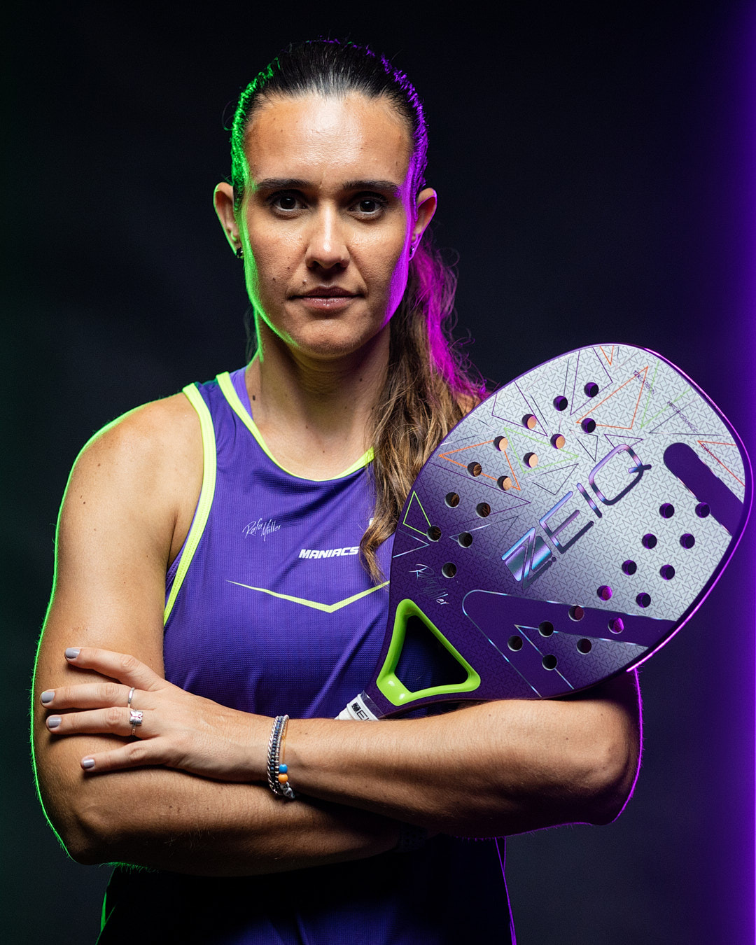 retrato em estúdio da atleta profissional de beach tennis Raffa Miller numero 1 no mundo