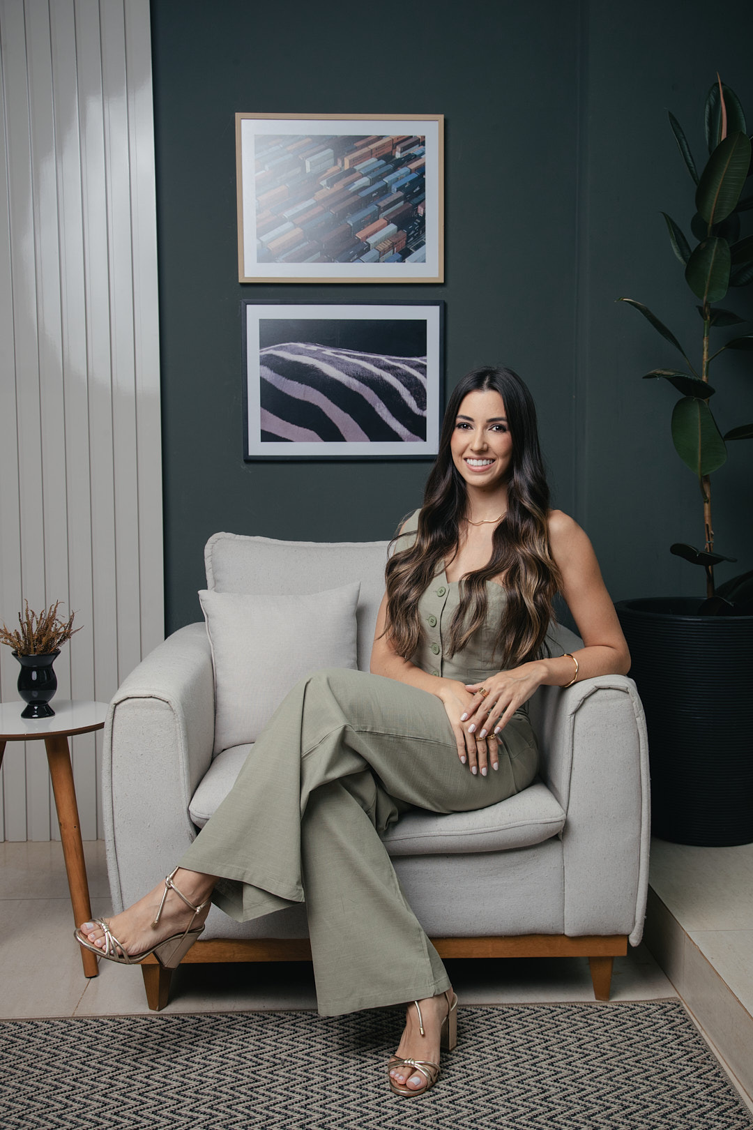 foto profissional nutricionista sentada em estudio em franca