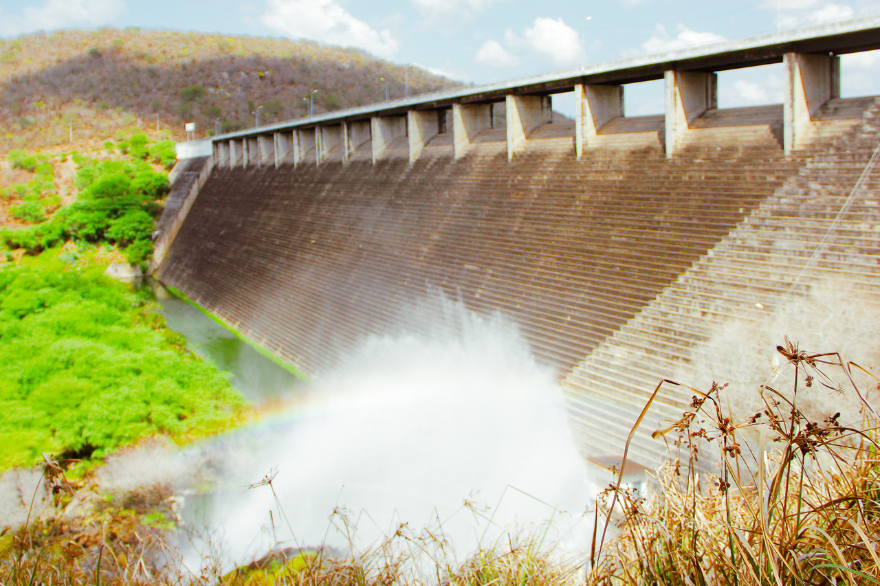 Estrutura da barragem de acauã, abaixo grande volume de água é jorrado