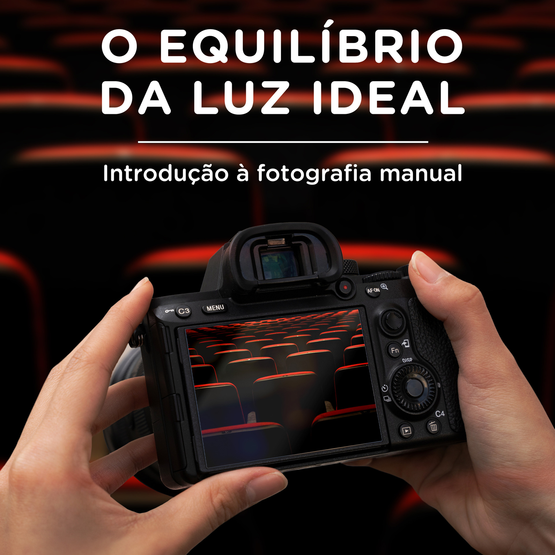 Imagem promocional do curso 'O Equilíbrio da Luz Ideal - Introdução à Fotografia Manual', com mãos segurando uma câmera mirrorless que exibe na tela uma foto nítida de assentos vermelhos de teatro, enquanto o fundo do teatro aparece borrado, demonstrando o controle de foco e profundidade de campo.