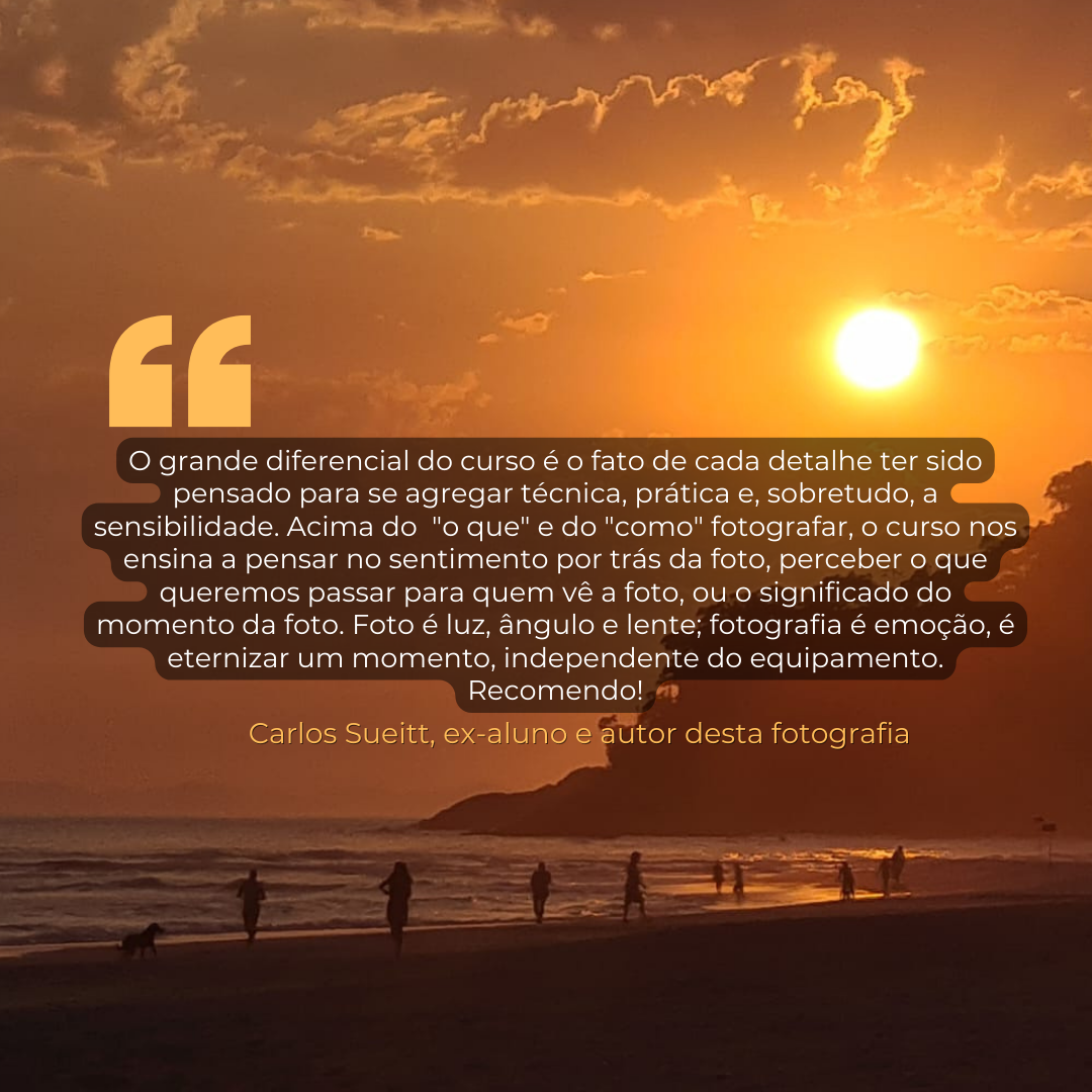 Ex-aluno do curso 'Percepções do Olhar' sorrindo e mostrando uma foto impressionante que tirou com o celular, validando a eficácia do aprendizado.