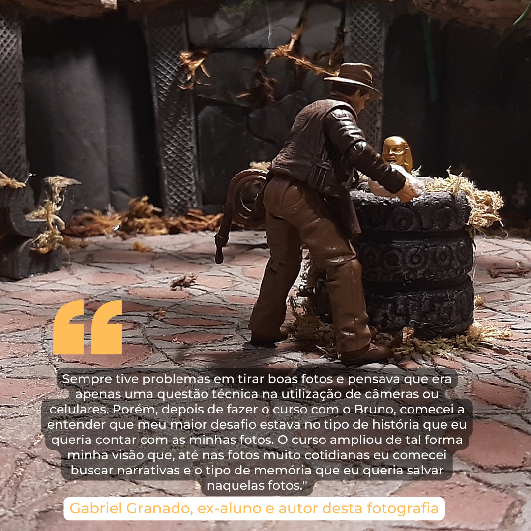 Ex-aluno do curso de fotografia para iniciantes com celular, apontando para sua câmera ou celular, transmitindo confiança e o domínio de novas habilidades fotográficas.