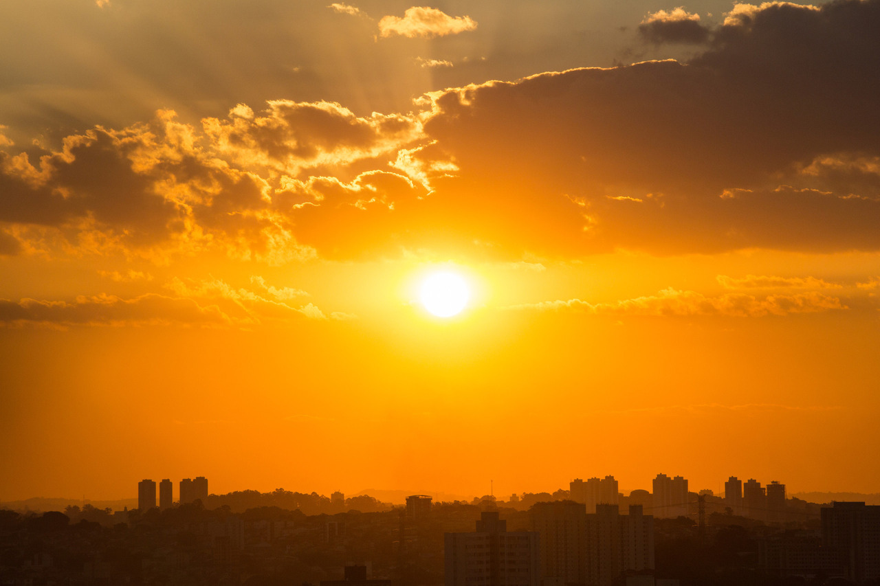 Pôr do Sol com cidade no rodapé em silhueta na cidade de São Paulo por Bruno Arita Fotografando Sentimentos