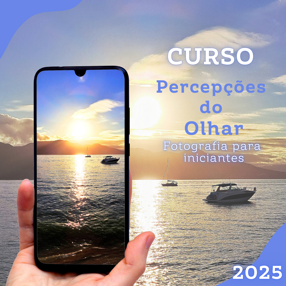 Imagem promocional do curso 'Percepções do Olhar - Fotografia para Iniciantes', com uma mão segurando um celular que enquadra uma cena do mar com barcos, simbolizando o aprendizado de fotografia com celular. No canto, o ano 2025.