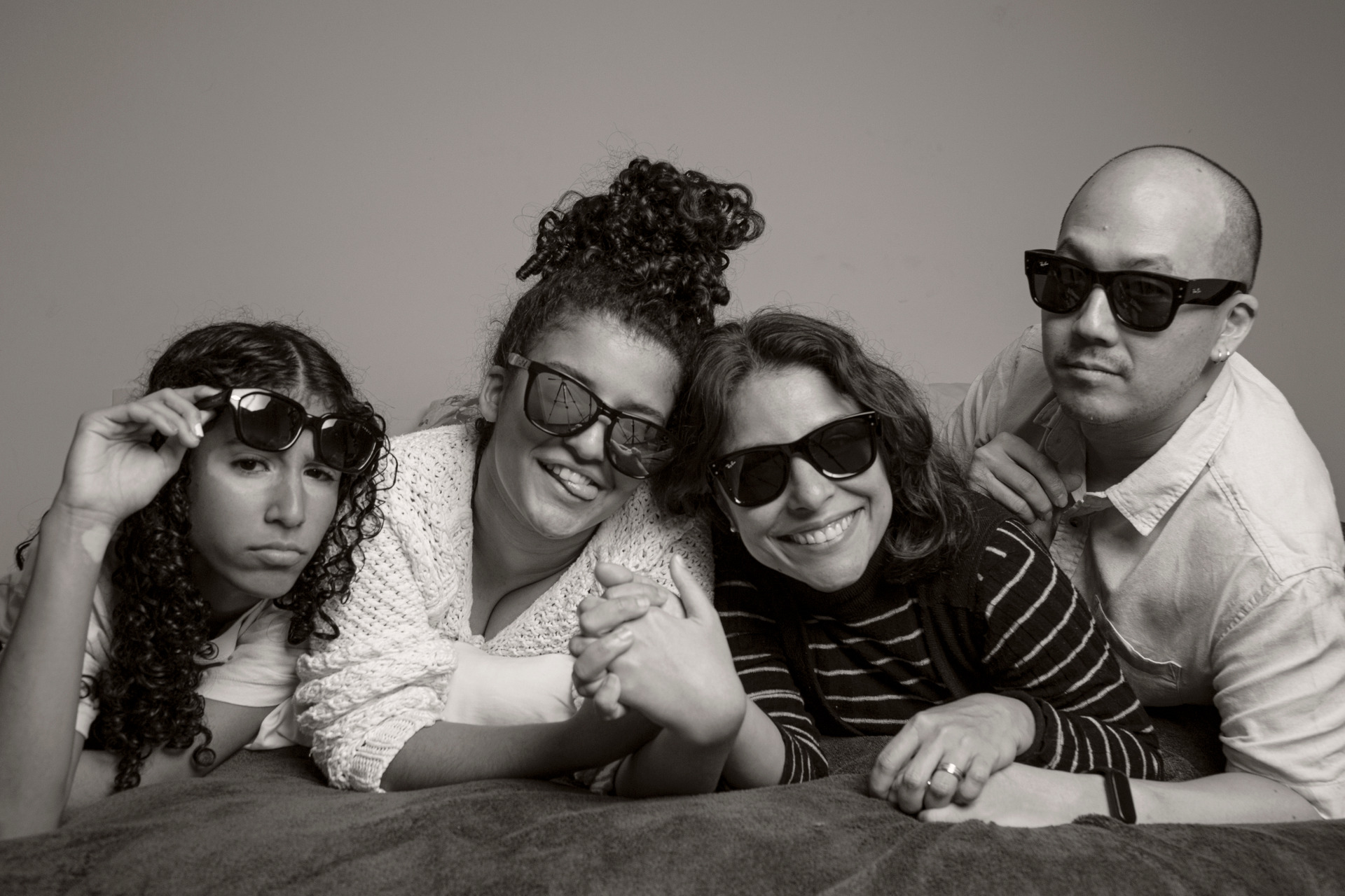 Fotógrafo de família Bruno Arita realizando ensaio lifestyle em São Paulo, capturando momentos espontâneos e conexões reais entre pais e filhos