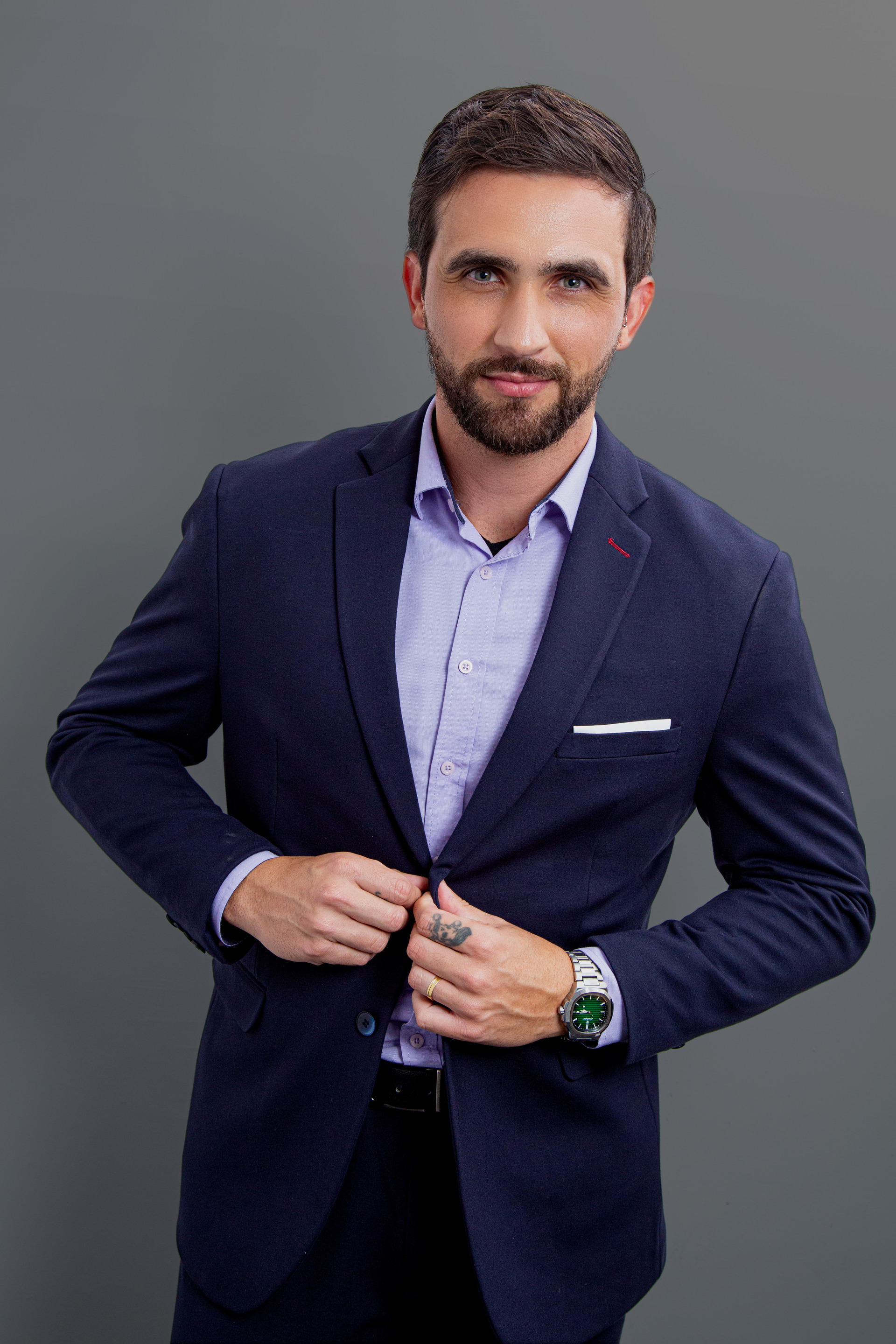 Retrato corporativo profissional de um homem de negócios, com expressão confiante, ideal para perfis profissionais e materiais de empresa.