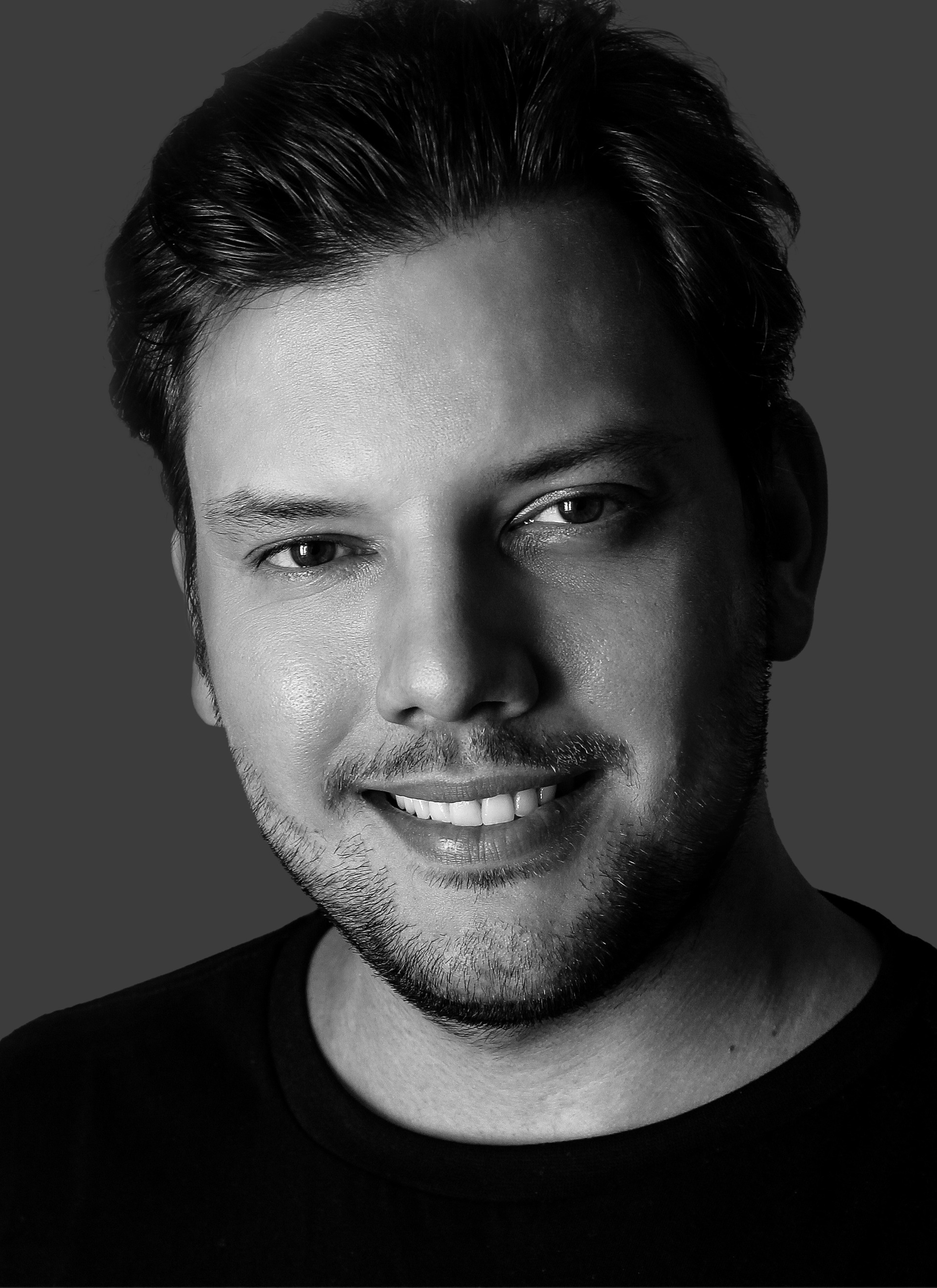 Retrato Editorial Preto e Branco de homem em close no rosto por Bruno Arita