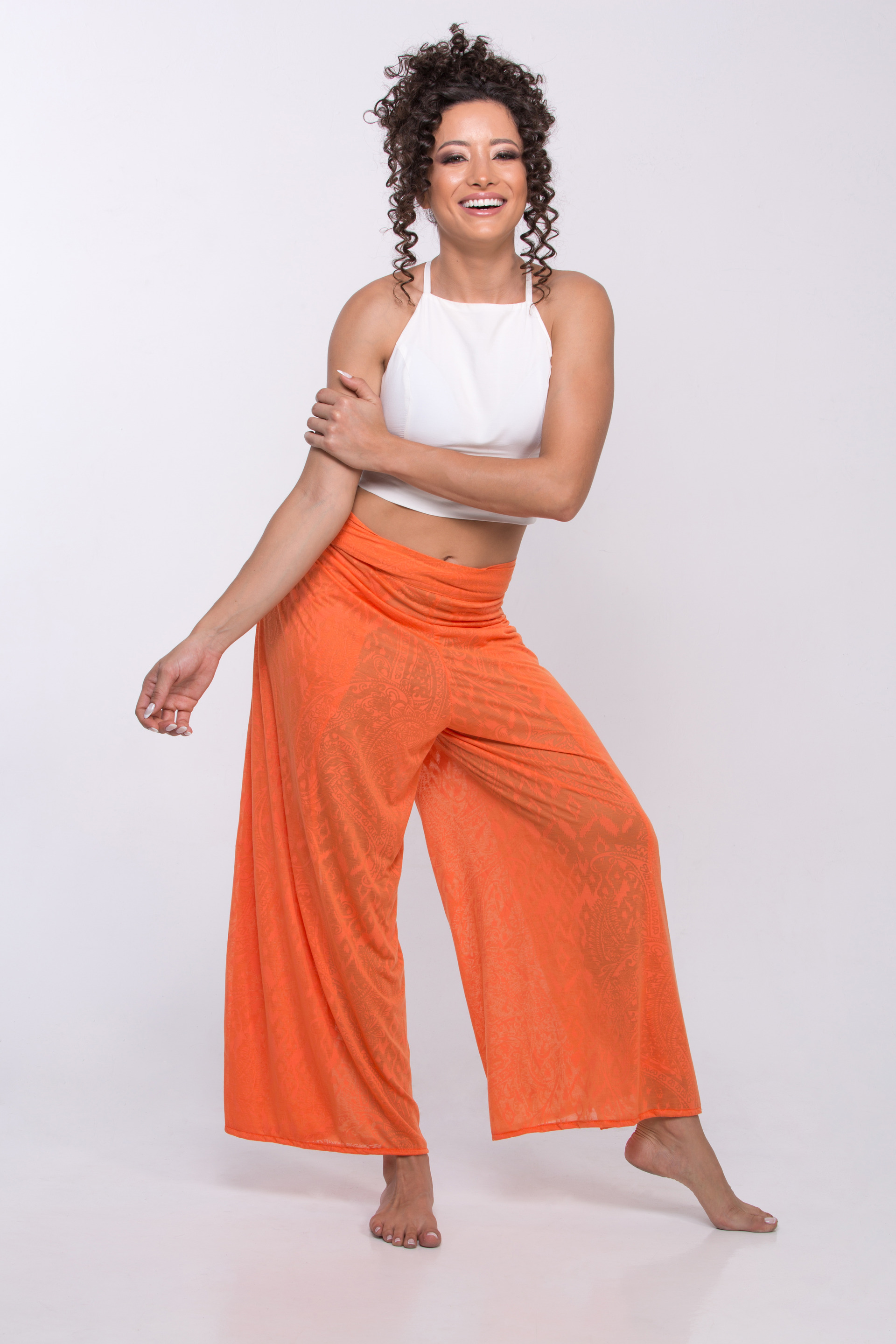 Retrato editorial de corpo inteiro de modelo feminina em pose leve e despojada, vestindo peças de moda verão, transmitindo uma sensação de liberdade e casualidade elegante.