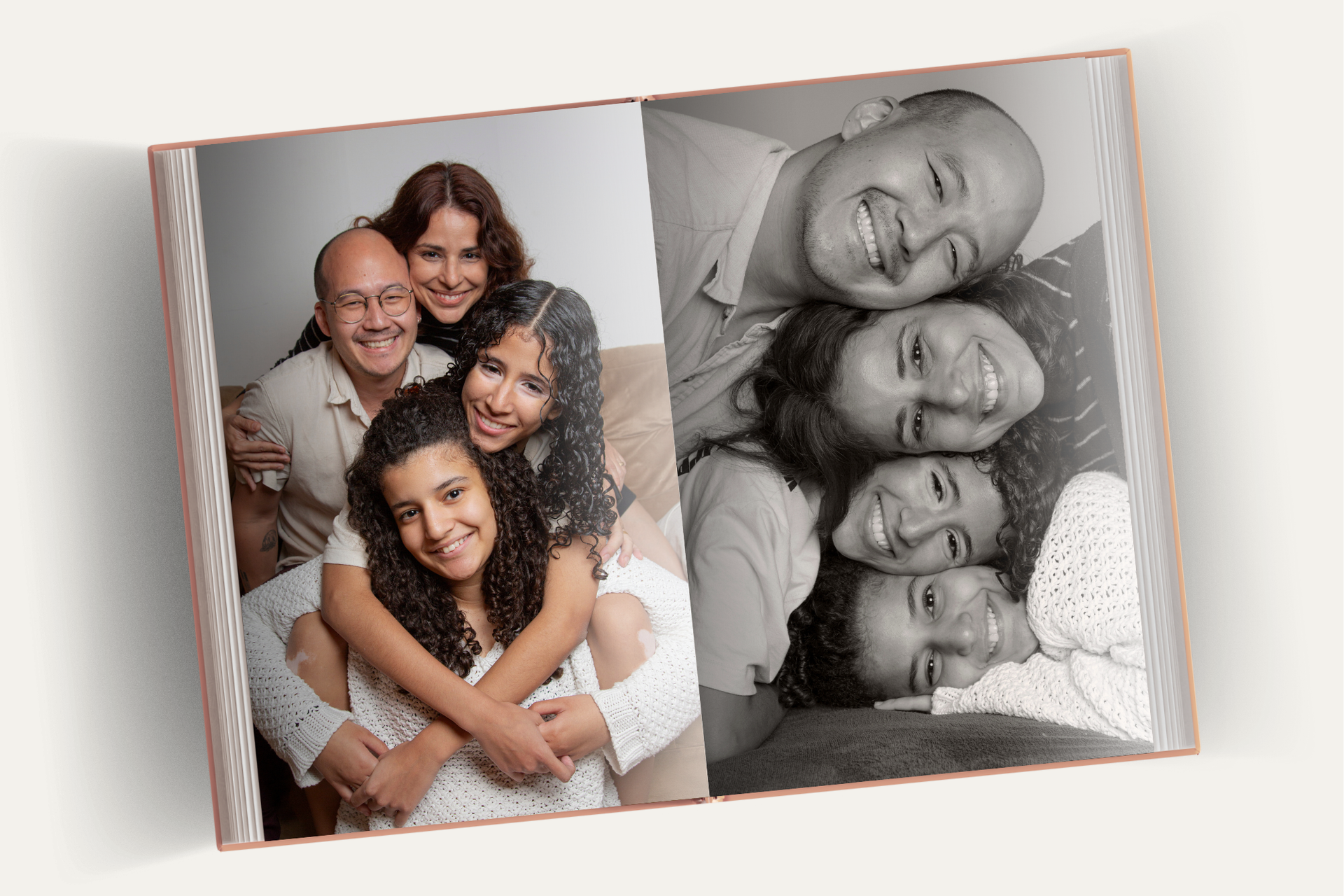 Álbum de fotografia aberto com fotografias colorida e preto e branca para ilustrar diagramação