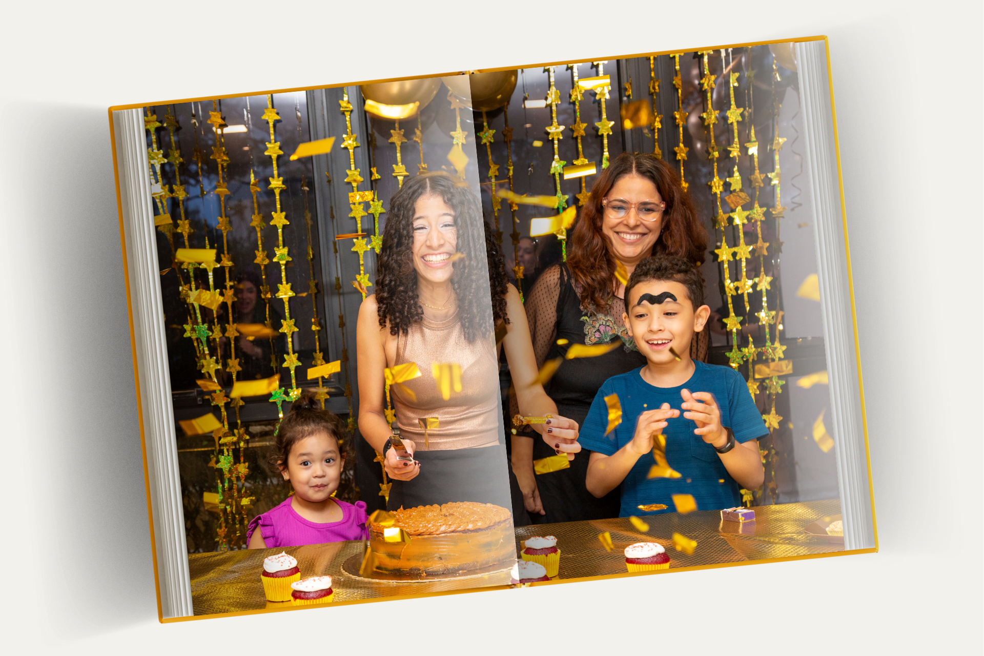 Álbum profissional modo retrato aberto em fotografia em página dupla